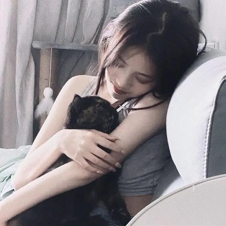 穿一只红鞋的男人